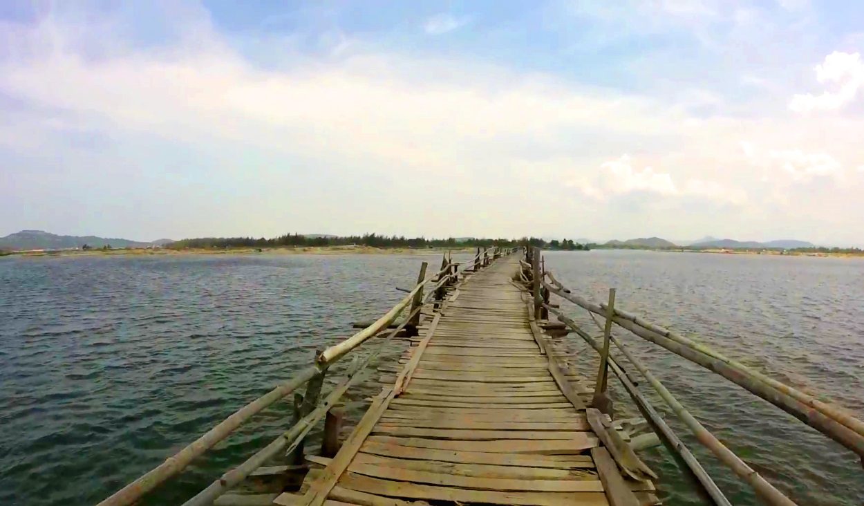 Điểm check-in tuyệt vời và quyến rũ tại Phú Yên với cây cầu gỗ dài nhất nước