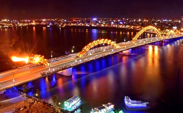 Cầu Hàm Rồng phun nước và lửa về đêm ở Đà Nẵng 